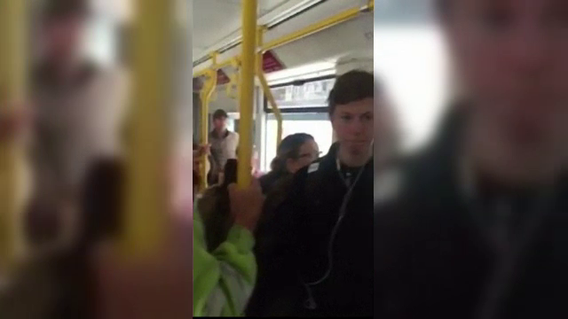 Incidentele rasiste au luat amploare dupa BREXIT. Ce a patit un tanar de culoare intr-un tramvai: "Va distrug pe toti!"