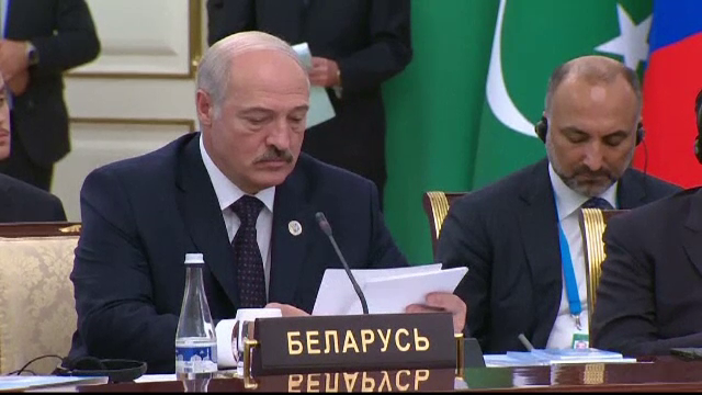 "Trebuie sa ne dezbracam si sa muncim". Reactiile amuzante stranite de o gafa a "ultimului dictator din Europa"