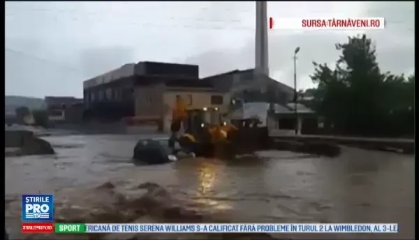 O ploaie cum nu a mai fost de o suta de ani a facut prapad in Mures. Oamenii si-au abandonat casele fugind din calea apelor