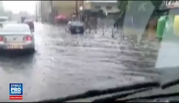 Metroul, oprit din cauza ploilor, Gara de Nord - sub ape. Strazile din Capitala care au fost afectate de inundatii