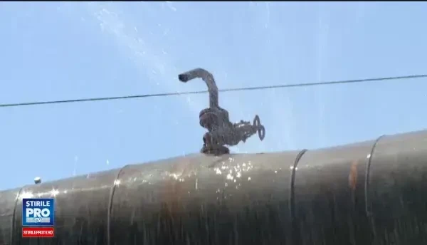 O conducta de apa rece s-a spart in centrul Timisoarei. Trecatorii s-au amuzat, dar zeci de familii au ramas fara apa