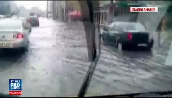 30 de minute de ploaie au dat peste cap Bucurestiul. Trafic paralizat, metrou inundat si copaci prabusiti peste masini