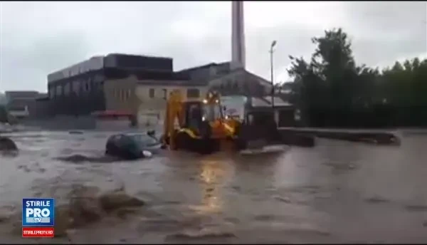 CODUL ROSU de inundatii ramane in vigoare pana joi. Momentul in care un barbat sare in cuva excavatorului ca sa se salveze