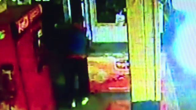 Un barbat mascat a spart cu ranga un magazin din Ploiesti. Cum i-a pacalit pe politistii care au venit dupa ce s-a dat alarma