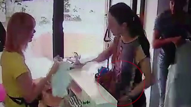 O tanara, filmata in timp ce insela o vanzatoare cu 100 de lei. Patronii cer ajutor pentru gasirea ei