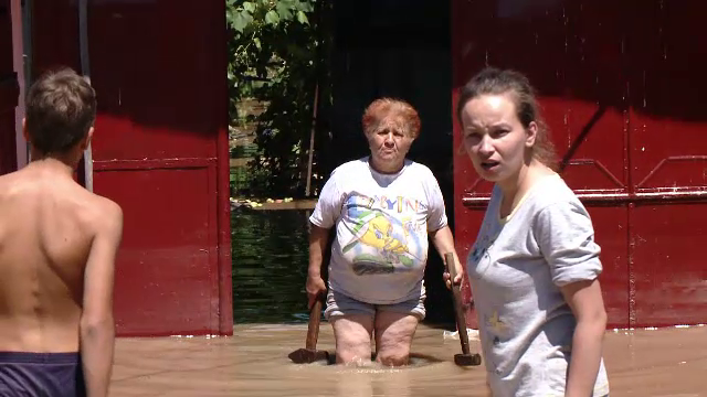 Localitatea care este INUNDATA in fiecare an, pentru ca digul n-a mai fost reparat din '77. Primarul da vina pe Apele Romane