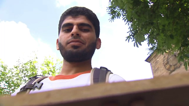 Un refugiat sirian a gasit 150.000 de euro intr-un bufet vechi. Gestul pe care l-a facut apoi l-a transformat in erou