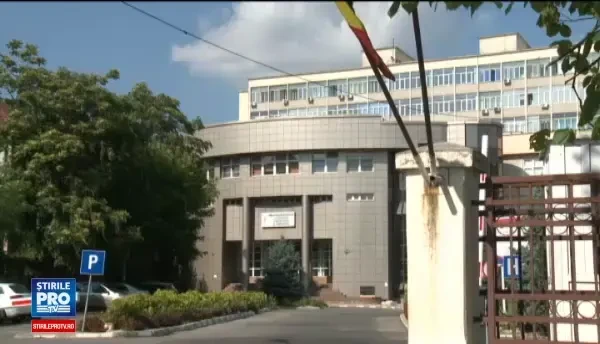 Medic de la Spitalul Militar retinut, dupa ce ar fi luat 500 de euro de la doua paciente pentru operatii estetice