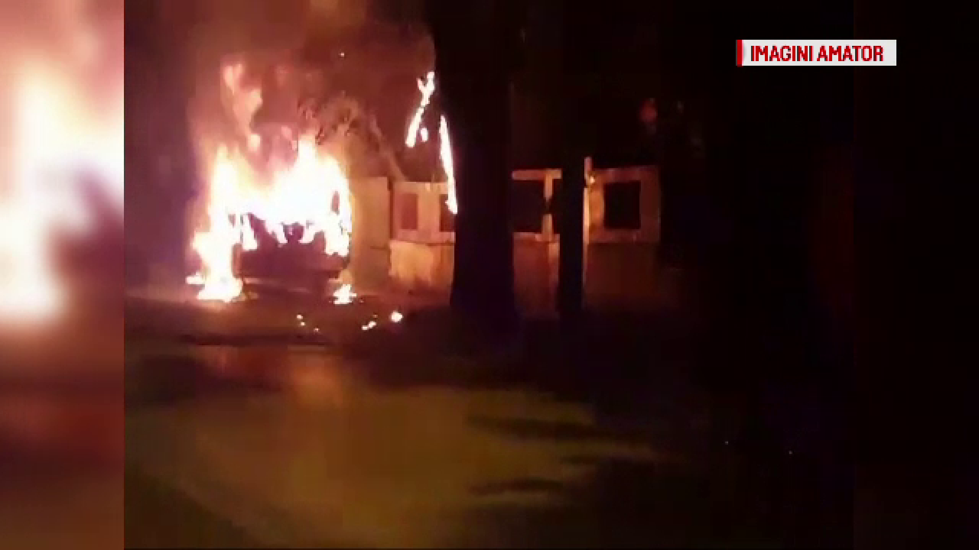 Panica intr-un cartier din Bucuresti, dupa ce o rulota a luat foc. Flacarile inalte au ajuns la cateva cabluri electrice