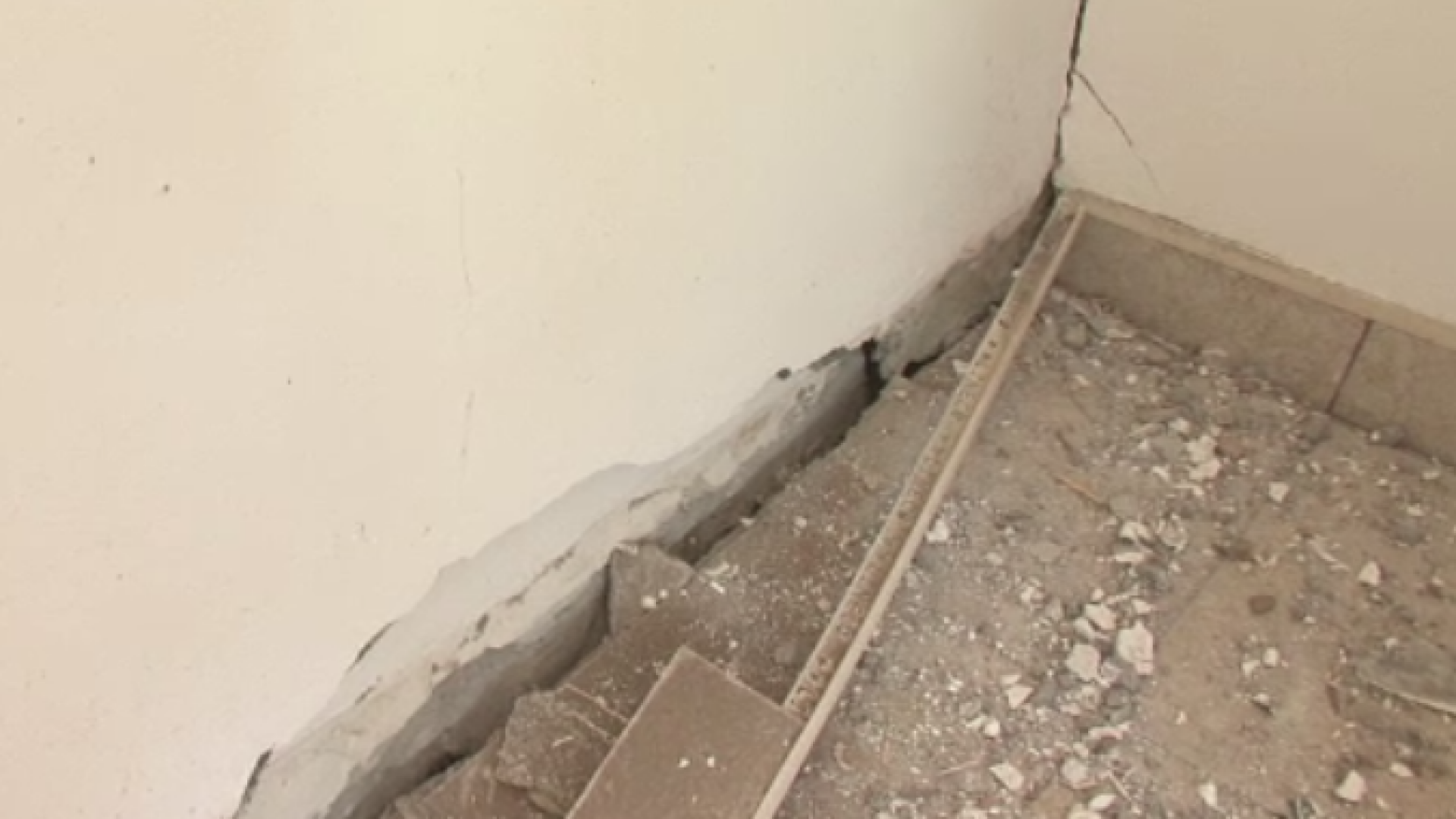 Lucrarile la reteaua de apa si canalizare au lasat fara case doua familii. Ce greseala ar fi facut muncitorii