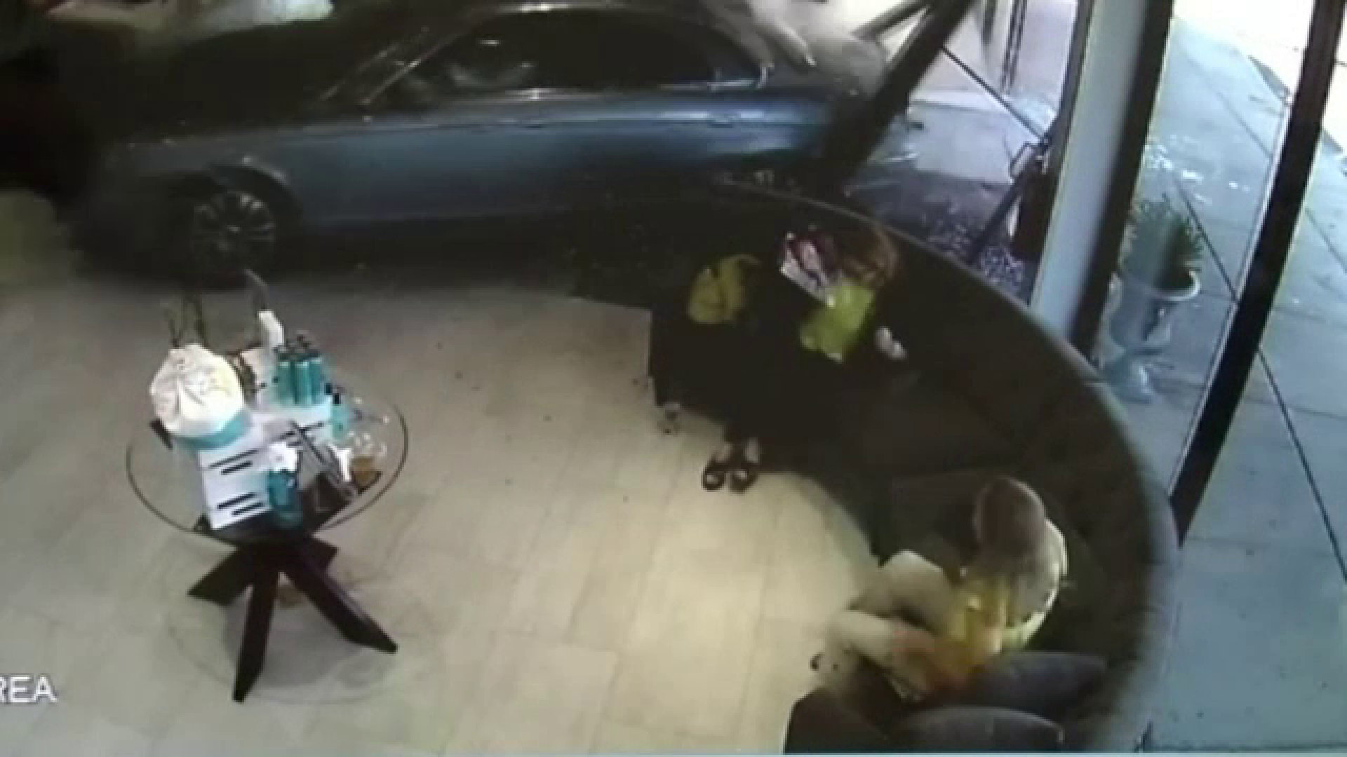 A incurcat frana cu acceleratia si a intrat prin geamul unui salon de infrumusetare. Cine era la volanul masinii