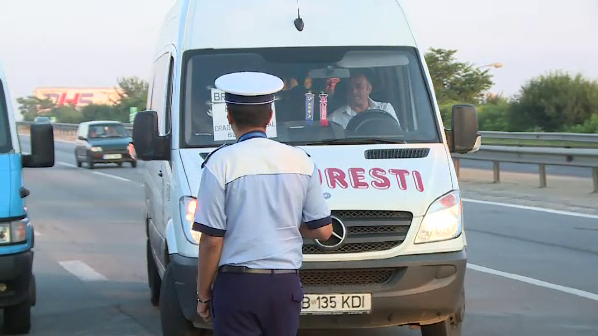 Razie la iesire din Bucuresti. Soferii de microbuze care transportau pasageri peste capacitatea vehiculului, amendati