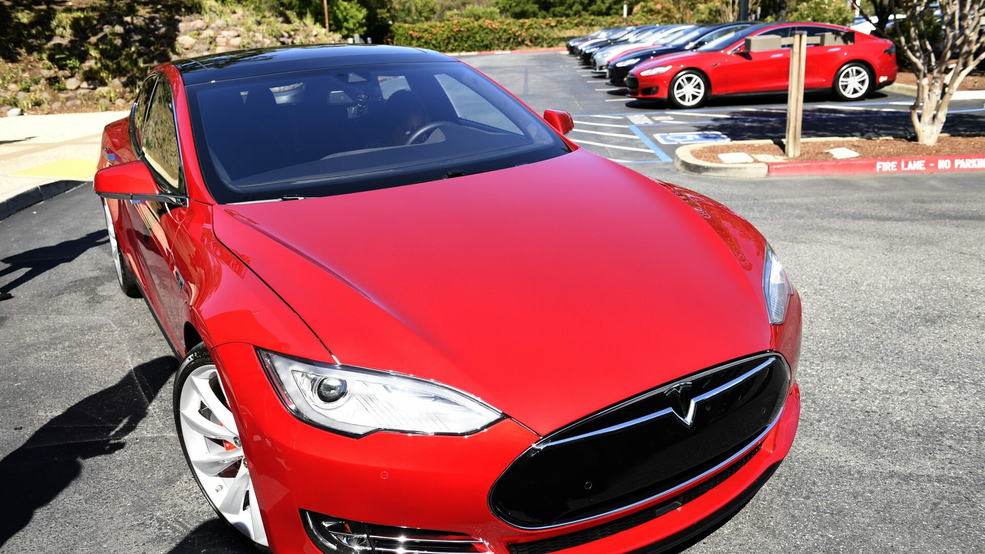 Primul accident mortal cu o masina electrica Tesla aflata pe pilot automat. Ce ar fi facut soferul in momentul impactului