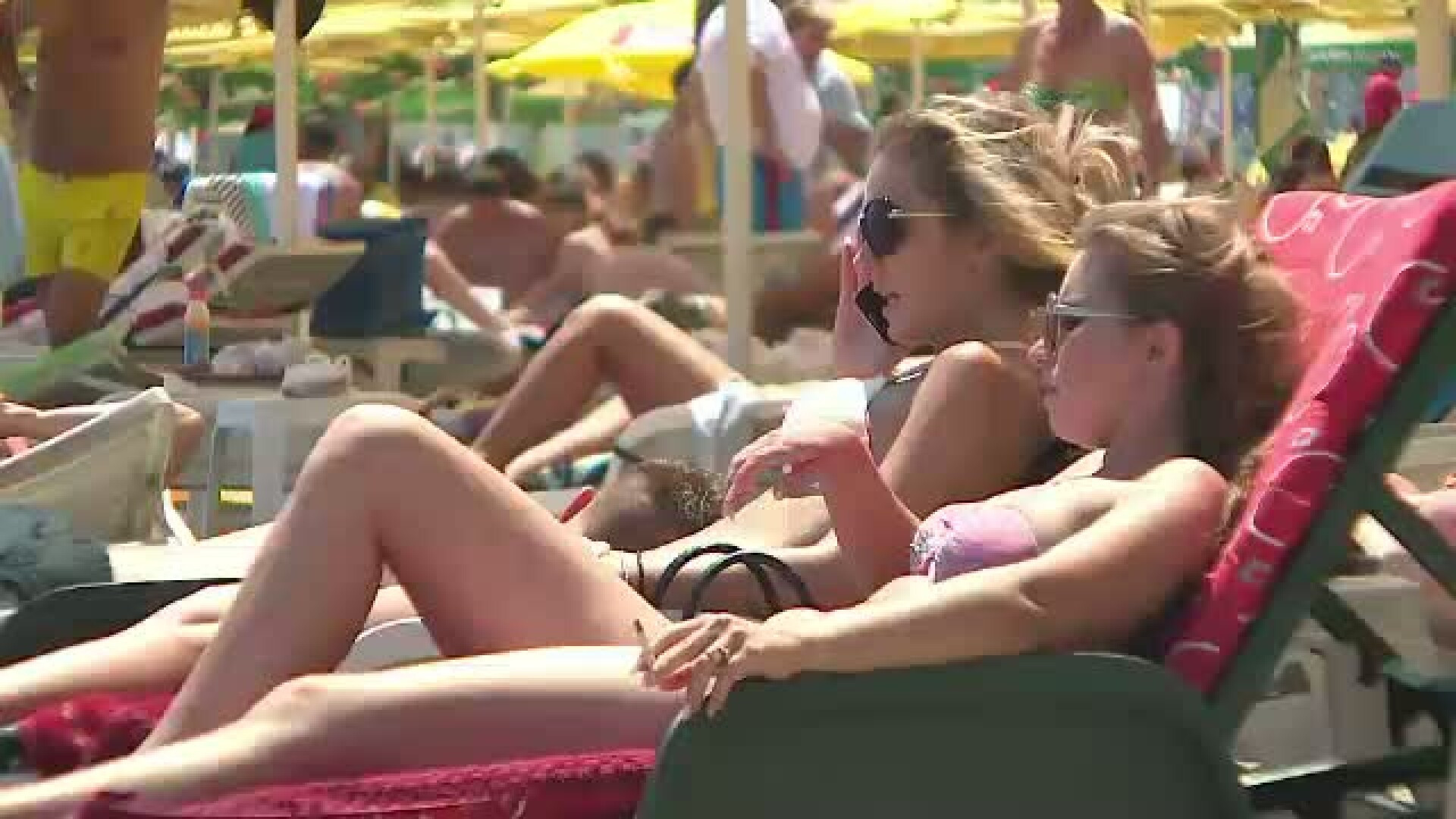 Zeci de mii de romani fug de canicula pe litoral. Iubitorii de shopping vor avea parte de o surpriza: HALF IS FREE