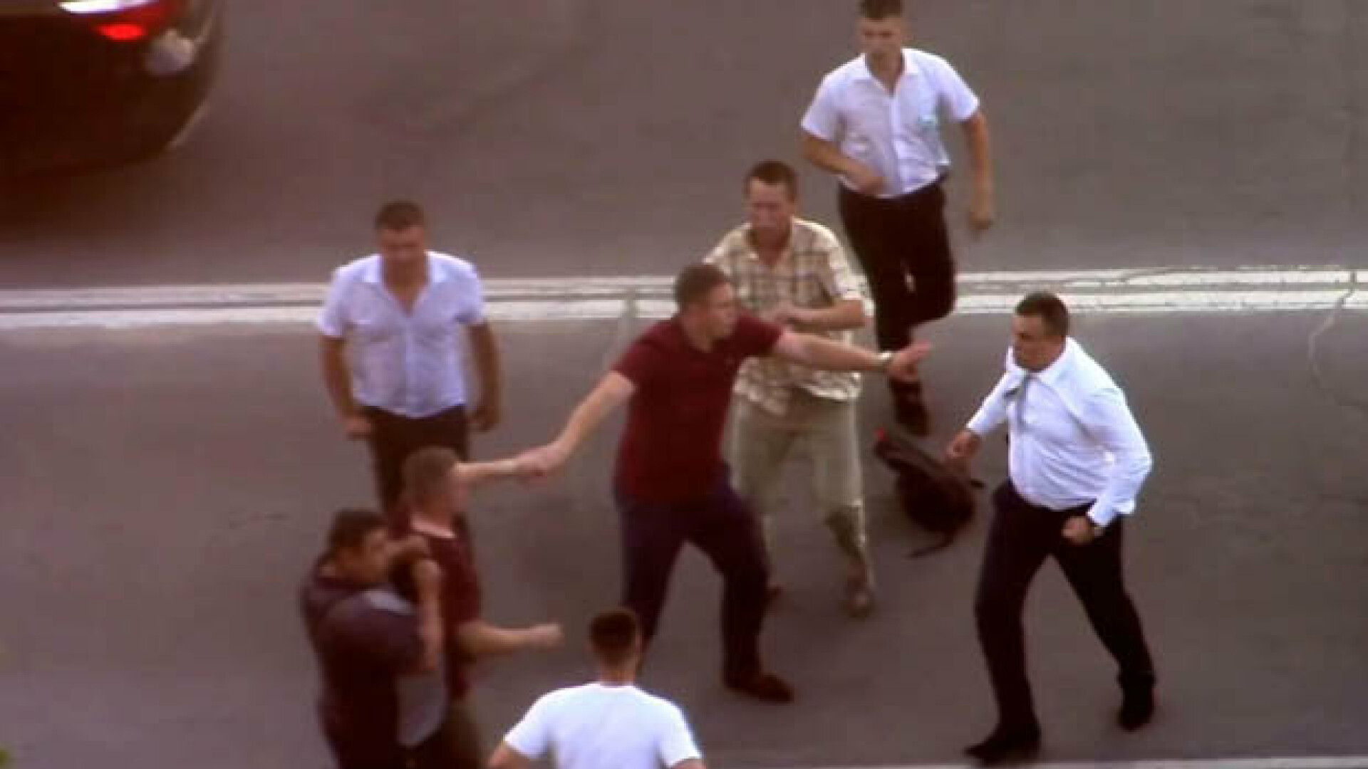 Bataie ca in filmele de comedie la o nunta! Invitatii au lovit cu pumnii si picioarele un barbat! Ce s-a intamplat dupa