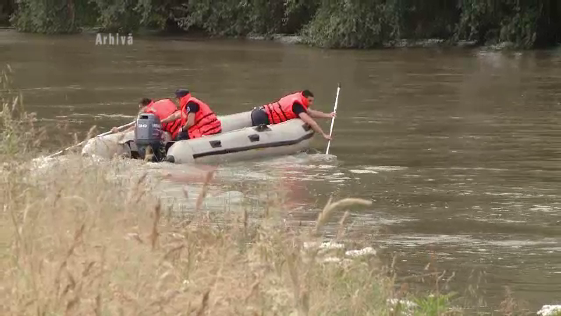 O fetita de 9 ani s-a inecat, iar fratele ei a fost salvat in ultima clipa de mama. Niciunul dintre copii nu stia sa inoate