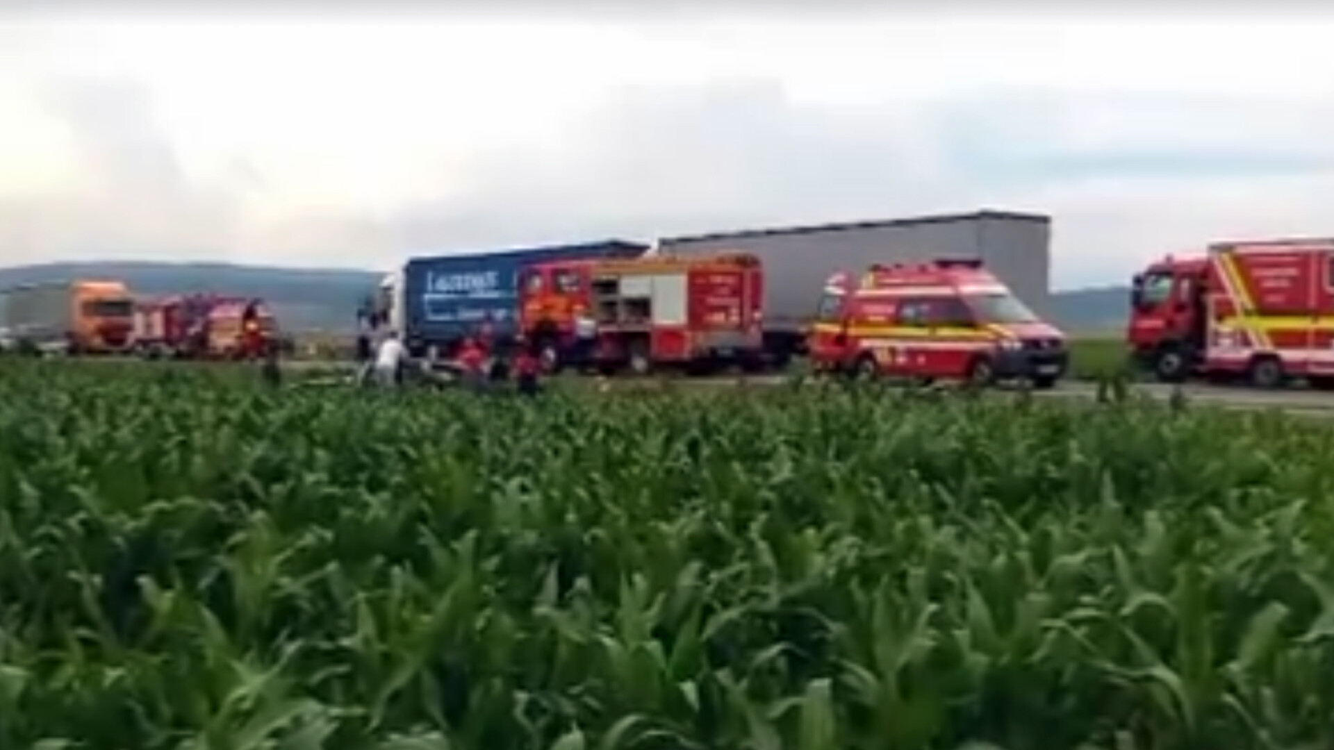 Accident extrem de grav pe DN 13, langa Feldioara. Trei autoturisme au fost strivite intre TIR-uri, la semafor