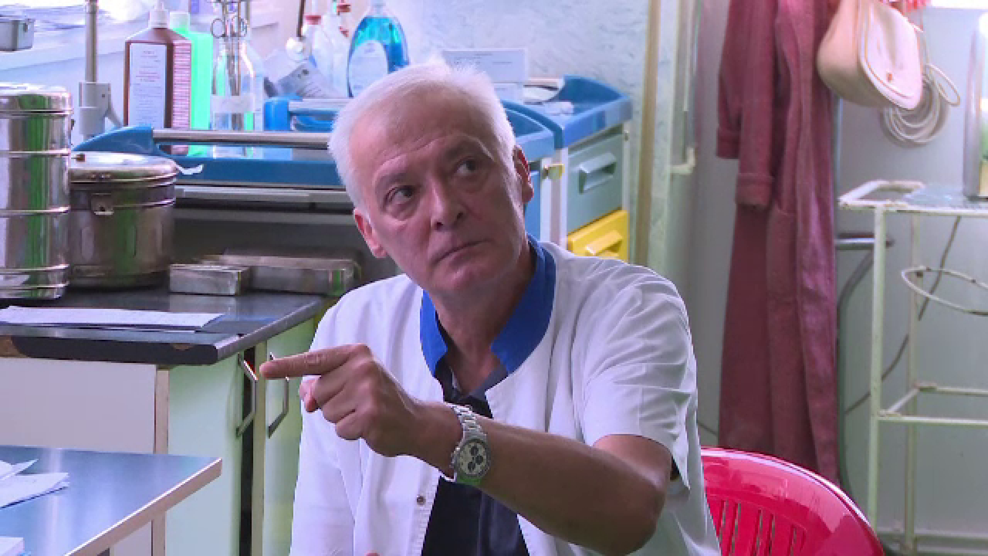 Reactia unui medic, condamnat in trecut pentru coruptie, dupa ce o pacienta i-a bagat 50 de lei in buzunar. "Este mizerabil"