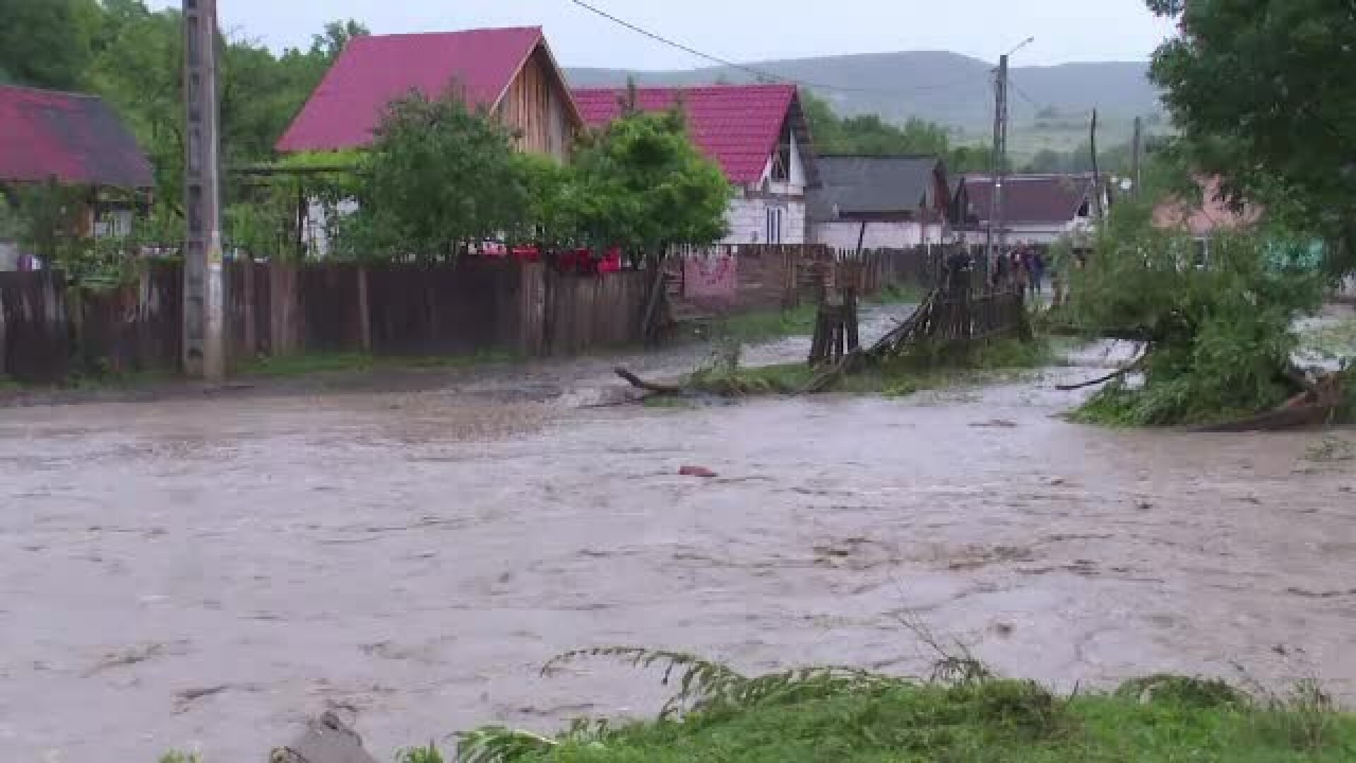 Nu au platit 10 euro pe an pentru asigurarea obligatorie, iar acum inundatiile le-au luat totul. "De un timp, am neglijat"