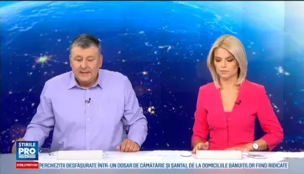 Spectacol oferit de un tanar model dezbracat, pe o cladire din Times Square. In cadere barbatul a ratat salteaua gonflabila