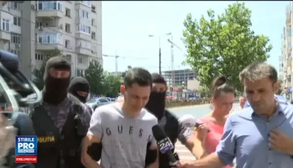 Un barbat care a incercat sa jefuiasca o banca cu pistolul in mana, prins la frontiera. De ce nu a reusit sa ia niciun ban