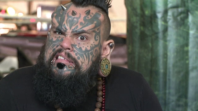 Tanarul din Romania care si-a tatuat magistrala 2 a metroului. Transilvania Tattoo Expo a reunit la Sibiu zeci de artisti