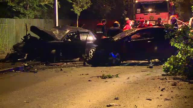 Un sofer a intrat intr-un stalp, a doborat un copac si a lovit o masina. Urmarile tragice ale accidentului din Bucuresti