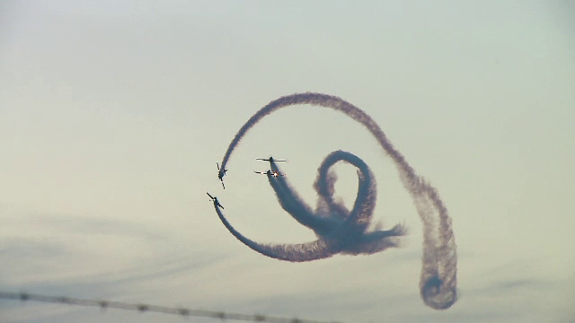 Spectacol pe aerodromul din Tuzla. Mii de turisti au venit sa vada show-ul aviatic al pilotilor profesionisti