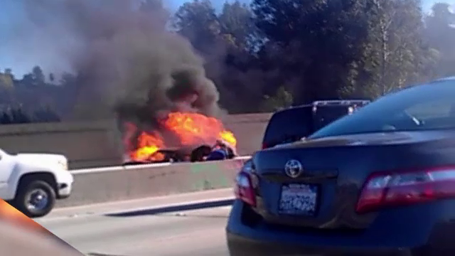 Scene dramatice pe autostrada din L.A. Momentul in care un politist isi risca viata sa salveze soferul din masina in flacari