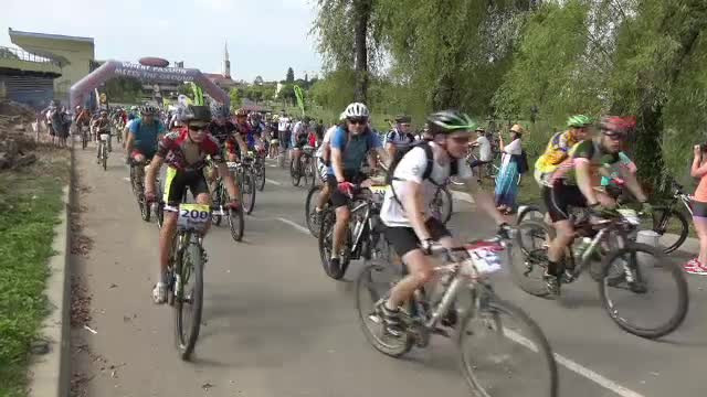 Sute de ciclisti romani si straini au pornit pe doua roti intr-un maraton organizat la Baia Mare. Au pedalat peste 100 km