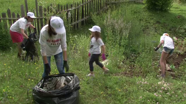 Elevii din Bacau au sacrificat 3 zile de vacanta pentru a strange gunoaiele altora: Multi polueaza natura, nu e un lucru bun