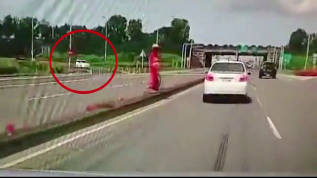 Masina a plonjat peste o alta, s-a rostogolit si s-a zdrobit de asfalt. Cascadoria involuntara a unui sofer inconstient