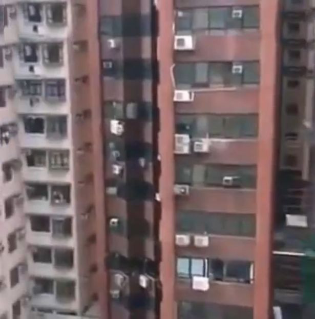 A preferat sa isi riste viata, dezbracat, atarnand de un aer conditionat, decat sa dea nas in nas cu sotul amantei. VIDEO