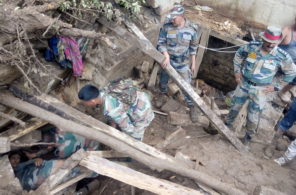 34 de oameni au murit si mii de familii au ramas izolate din cauza inundatiilor masive care au lovit India. VIDEO