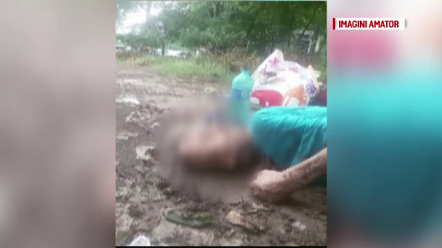 Barbatul care a agonizat zile intregi in noroi, la cativa pasi de spital, ar fi murit. Reactia ministrului Sanatatii