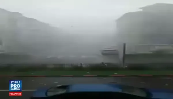 Imagini de groaza, filmate in orasul Hateg. O furtuna a smuls acoperisurile de pe blocuri si copacii din radacini