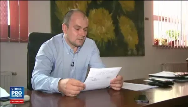 Barbatul care a agonizat zile intregi in noroi, la cativa pasi de spital, ar fi murit. Reactia ministrului Sanatatii