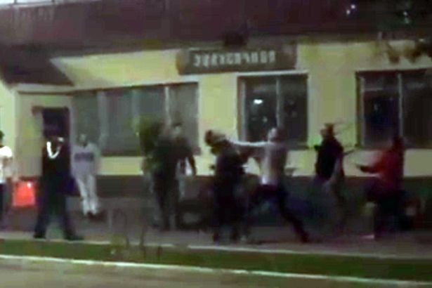 Bataie intre 20 de barbati in fata unui club din Rusia. Unul dintre ei a scos fierastraul electric. VIDEO