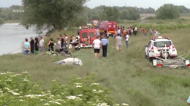 Doua verisoare din Bacau au murit inecate, tinandu-se de mana. Pompierii au gasit doar trupul uneia dintre adolescente