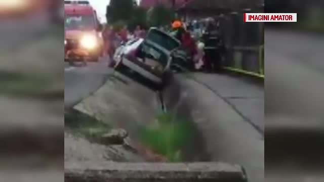 Cei patru tineri care au intrat cu masina intr-un sant erau sub influenta etonbotanicelor. Ce au povestit martorii