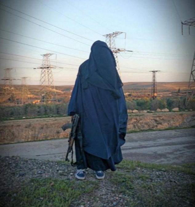 Cine este, de fapt, femeia care racoleaza tinere pentru a deveni miresele jihadistilor. Cum arata fara valul islamic