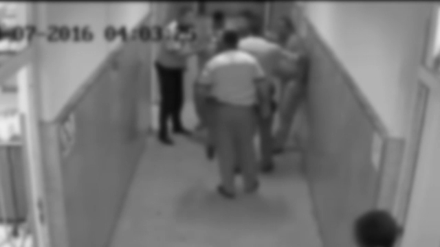 Incaierare cu sabii intre doua grupuri rivale, in Spitalul Targoviste. De frica, medicii s-au incuiat in saloane. VIDEO