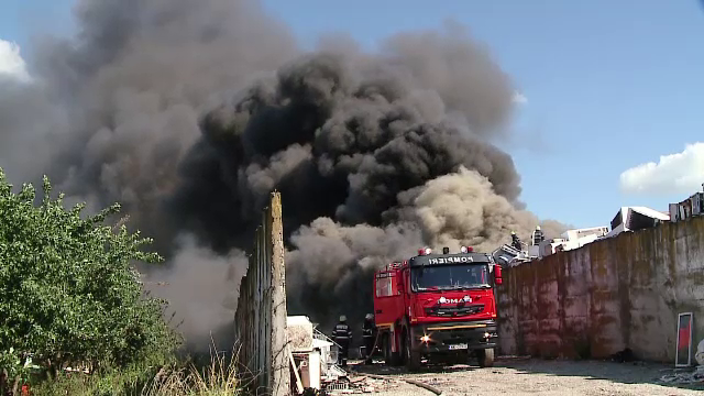 Incendiu puternic la un depozit de electrocasnice, in Cluj. Angajatii cred ca flacarile au fost declansate de caldura mare