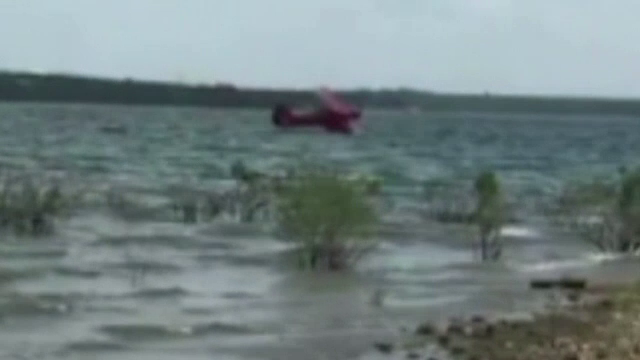 Accident aviatic spectaculos in Texas, unde un avion de mici dimensiuni s-a prabusit intr-un lac. Pasagerii au fost salvati