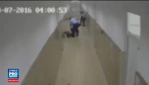 Incaierare cu sabii intre doua grupuri rivale, in Spitalul Targoviste. De frica, medicii s-au incuiat in saloane. VIDEO