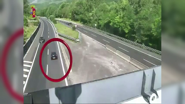 Un roman a mers 15 kilometri pe contrasens, pe o autostrada din Italia. Ce le-a spus apoi politistilor care l-au oprit