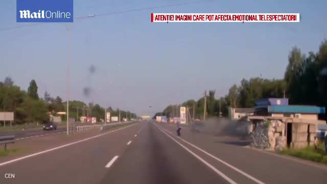 Un politist din SUA si-a vazut moartea cu ochii dupa ce o masina a iesit de pe sosea si l-a "ratat" la milimetru