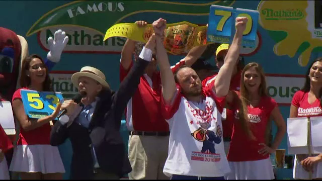 A mancat 70 de sandvisuri hot-dog in 10 minute si si-a batut propriul record. Premiul cu care va pleca omul acasa