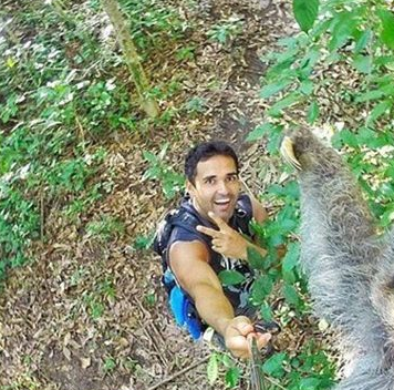 Selfie cu lenesul. Fotografia realizata de un tanar aflat in vacanta a ajuns viral pe internet