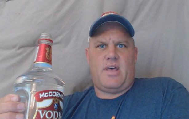Ce s-a intamplat cu acest barbat dupa ce a baut o sticla de votca de 1,75 litri deodata. Totul a fost filmat